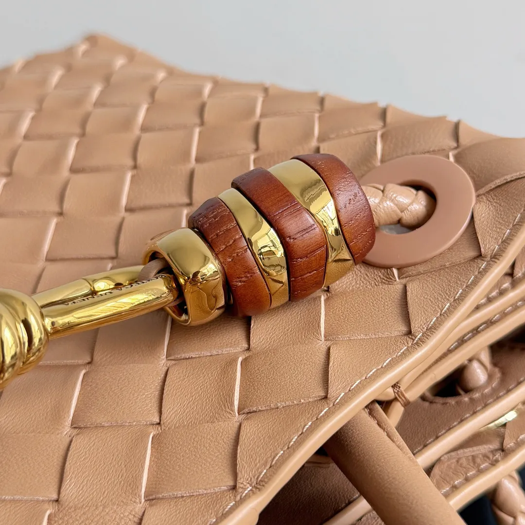 The new Andiamo batch of 3060 BV is shipped‼ ️The classic intercciato weaving process is used to create a soft bag, the metal knot is made of micro-cast aluminum using jewelry technology🪢, and the decorative beads are made of metal and hand-polished oak, allowing you to jump repeatedly between elegance and fun💃, making it unpredictable. Classic and versatile, it shows off your temperament, and the bag has a large capacity, making it very convenient for daily commuting! It has a variety of carrying methods, the shoulder straps can be adjusted by yourself, the original lambskin feels soft and delicate, and the unisex style breaks gender boundaries and brings a more practical and long-lasting use experience. The Andiamo, which has both elegant and casual styles, perfectly interprets the "fashionable old money style". Style number: 743568+wood hardware Color: new light brown Size: 25*22*10.5cm
